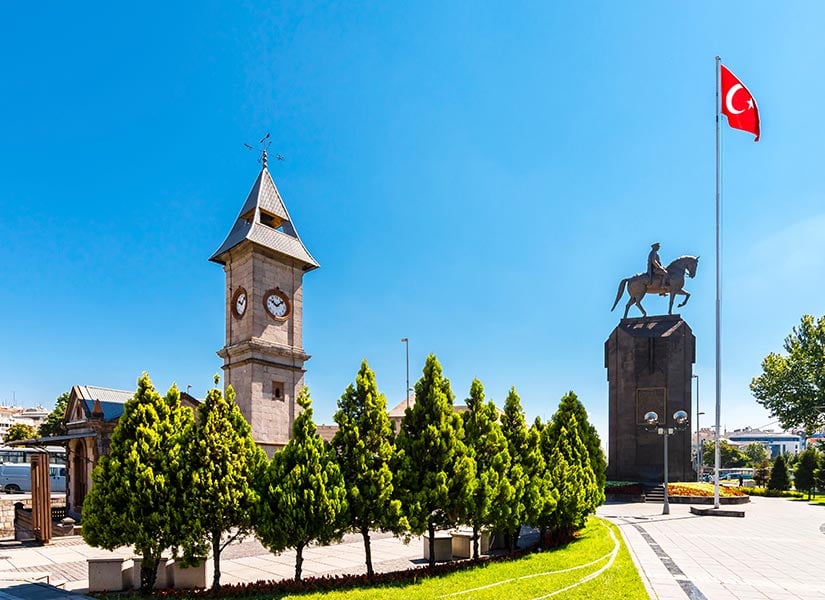 Saat Kulesi ve Atatürk Heykeli